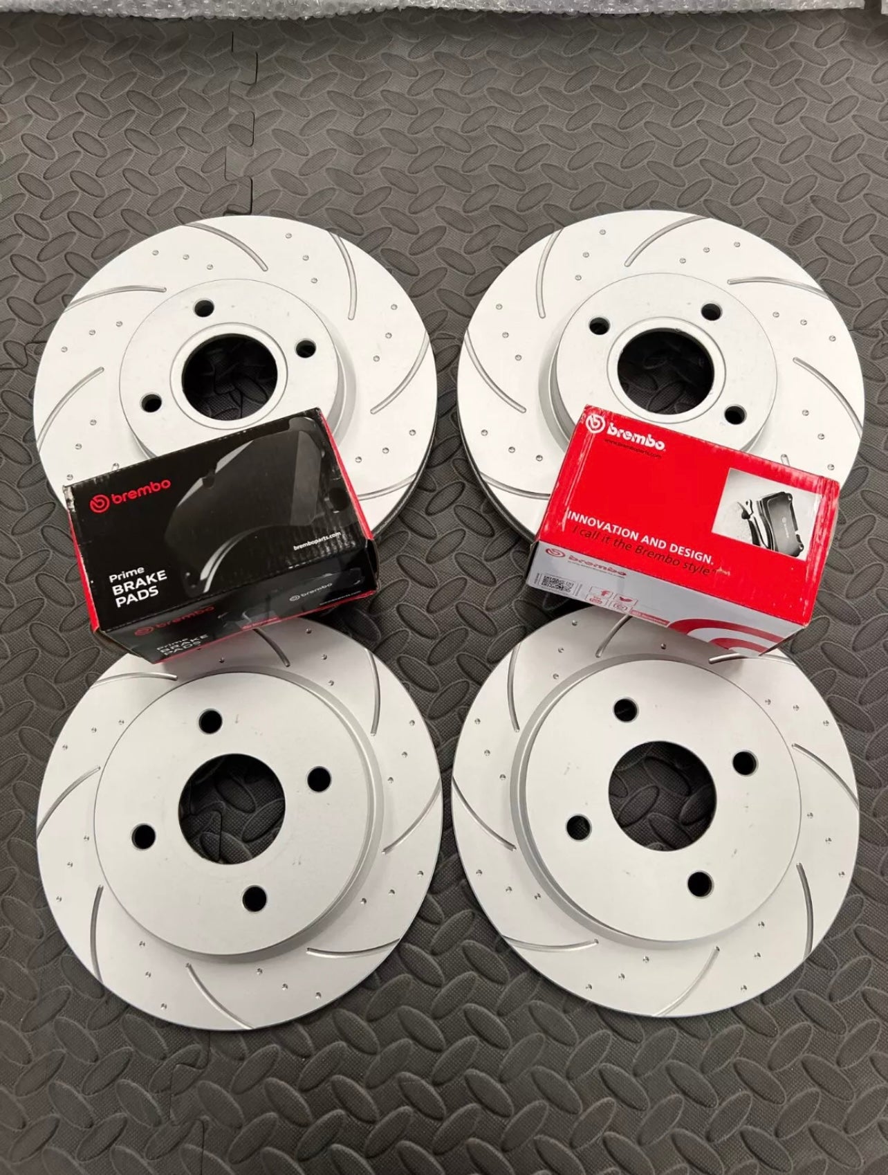 Fiesta MK7 ST180/ST200 Drilled and Grooved Brake Disc and Pad Kit (Brembo)